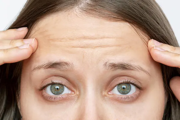 Las arrugas en la frente no solo son una señal natural de que tu cuerpo está ganando años, también pueden reflejar el estrés y las emociones acumuladas. Si buscas cómo quitar las...