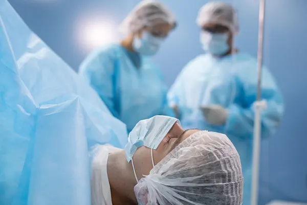 Saber cuáles son los consejos antes de una cirugía plástica es esencial para garantizar resultados exitosos y una recuperación segura, porque toda intervención requiere preparación física y emocional. Con la...