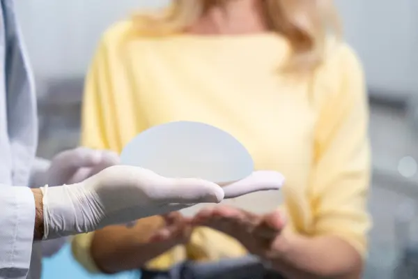 Al pensar en un aumento mamario, el tamaño de implantes de senos según la estatura es un factor fundamental que debemos considerar para lograr resultados naturales y armónicos. Elegir el...